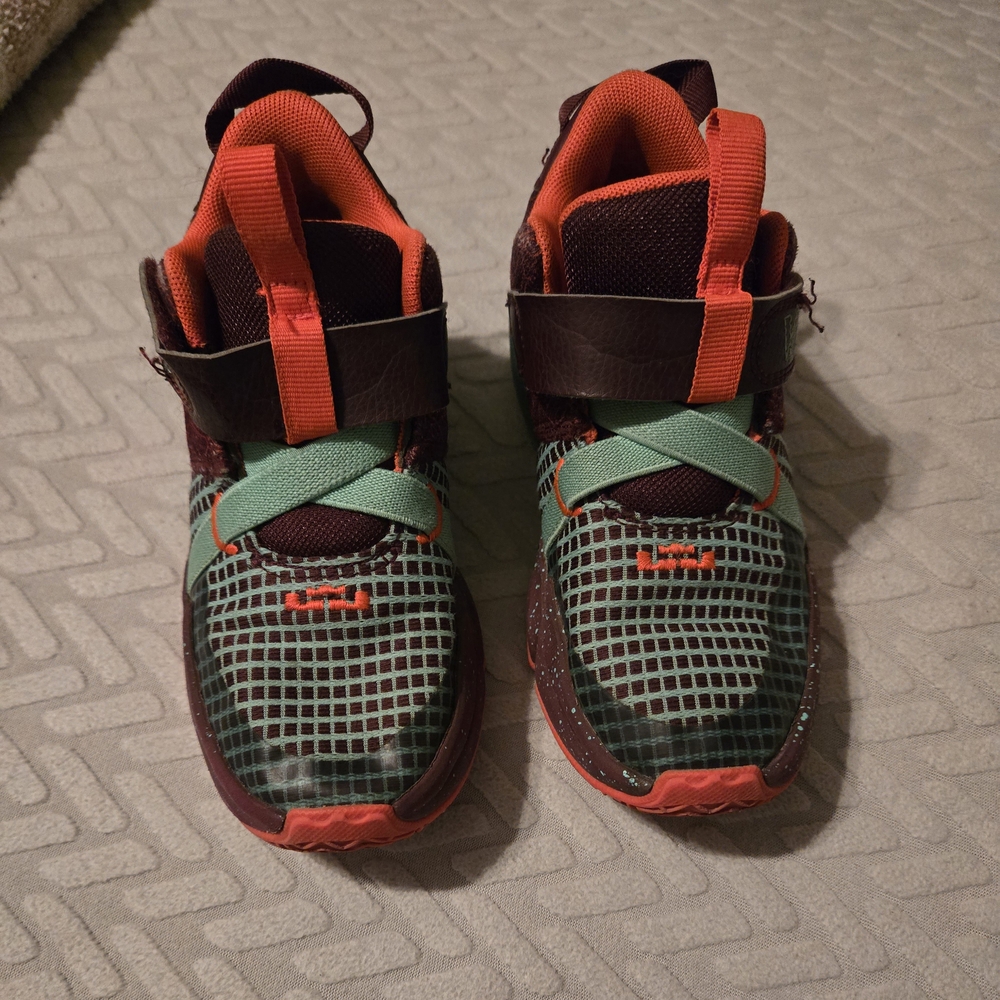 Nike LeBron Witness FB8986-600 11.5C Youth Boys Basketball Sneakers